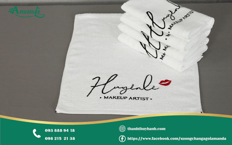 Khăn spa đẹp là mẫu khăn trắng thêu logo nổi bật
